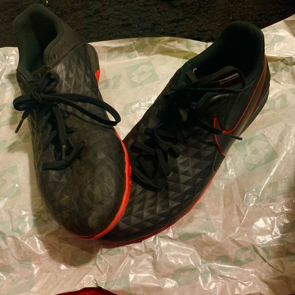 Nike indoor turf shoe for both boys and girls - Picture 2 of 3